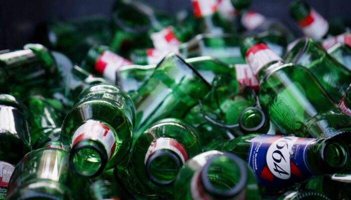 Reverse vending machine glass bottles